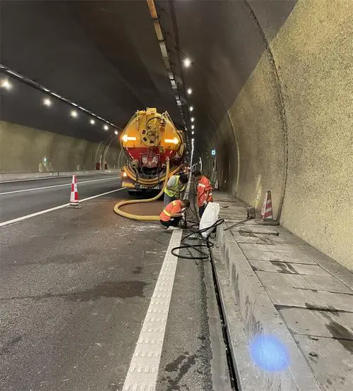 旬阳隧道排水渠清淤